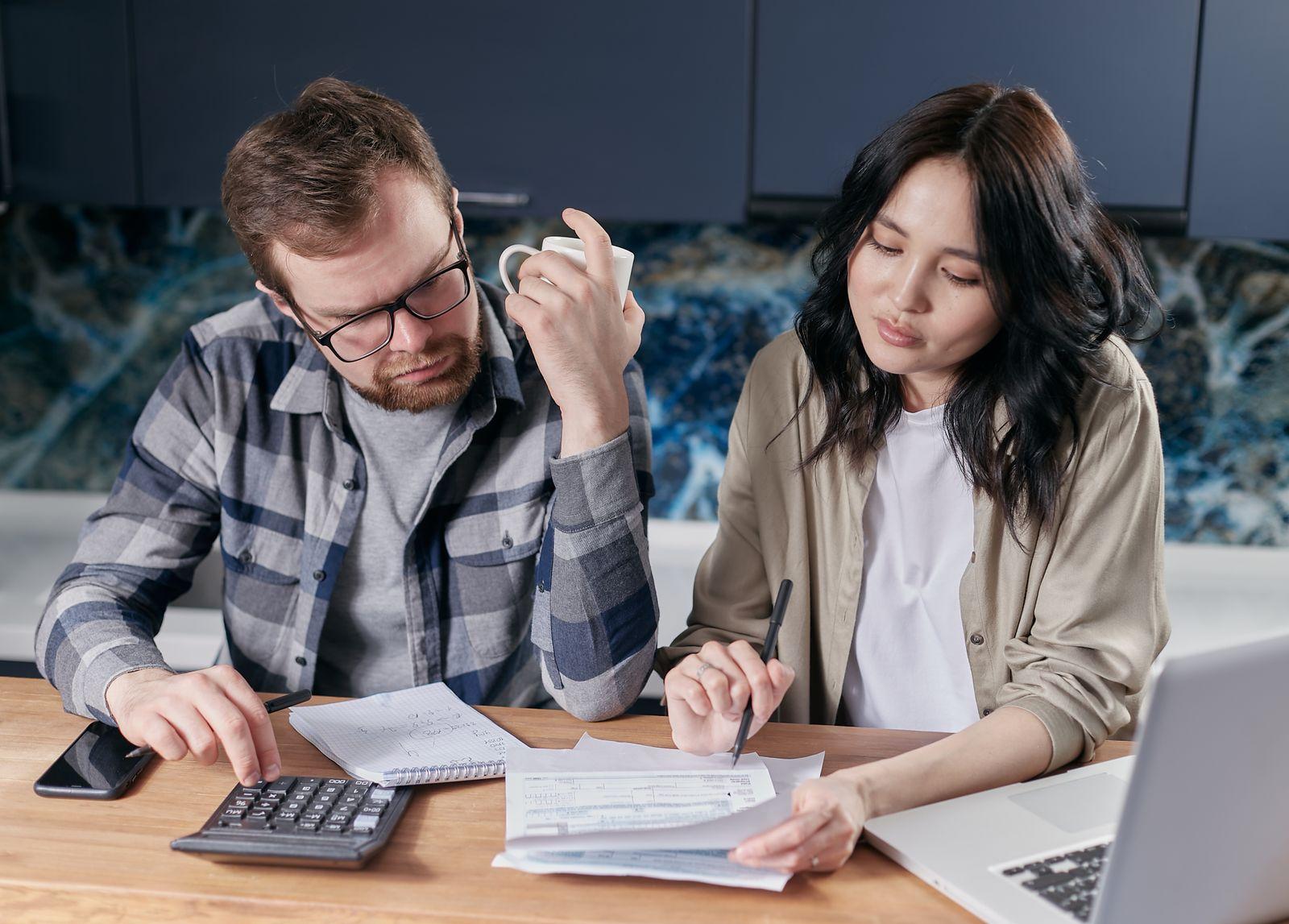 Hai người cùng xem hóa đơn và bấm máy tính