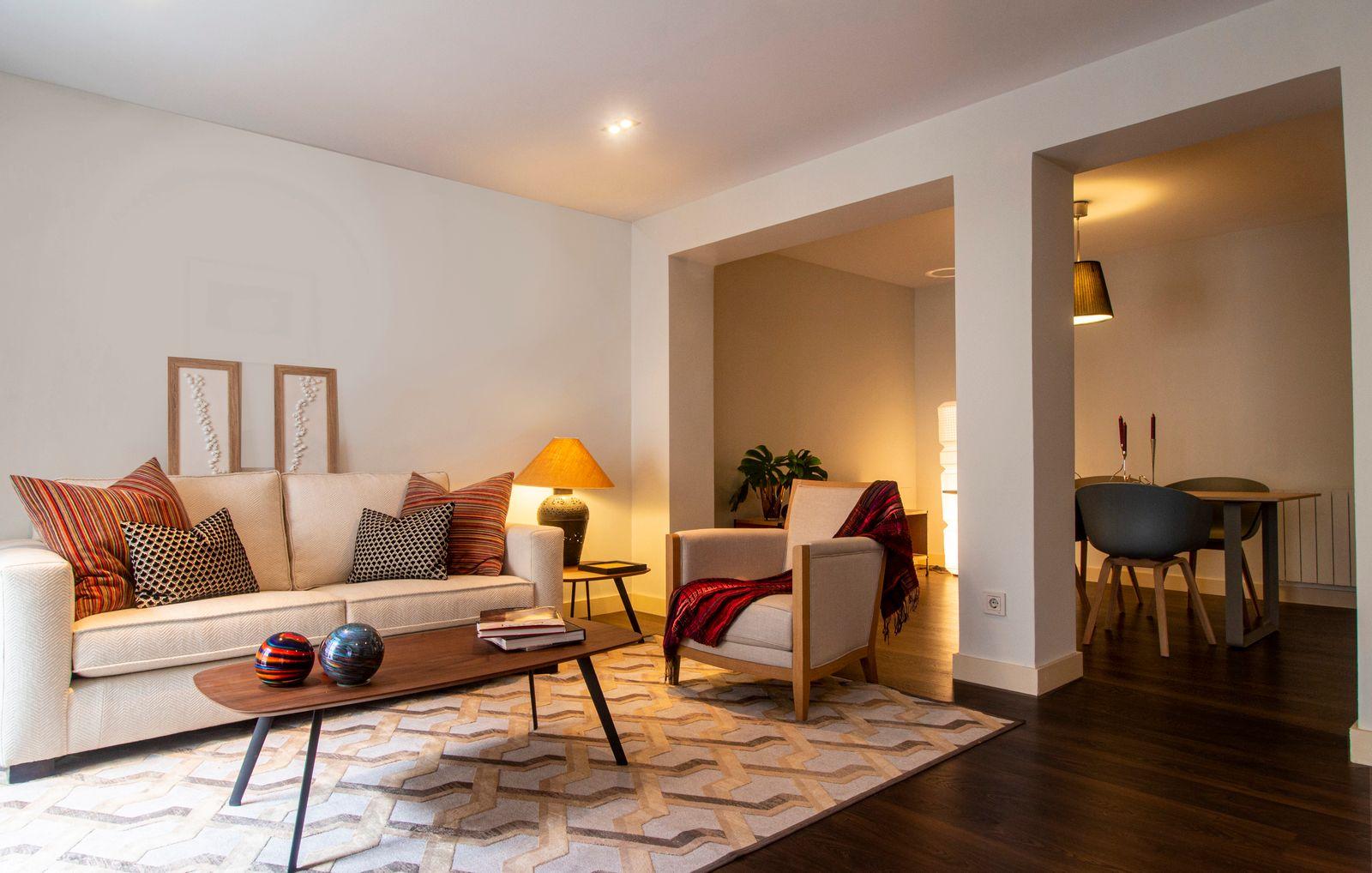 Phòng khách ấm áp với đèn đứng và sofa be