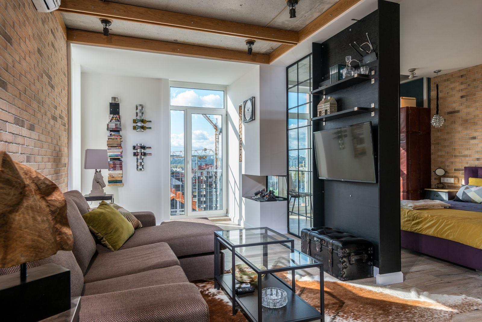Căn hộ loft tường gạch, cửa kính nhìn ra thành phố