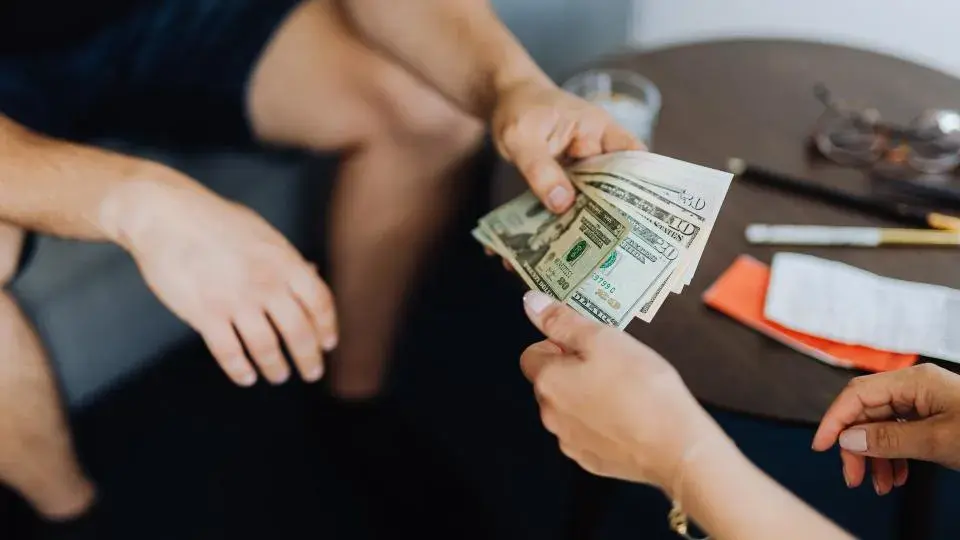 Nhắc khéo bạn cùng phòng quên đóng tiền